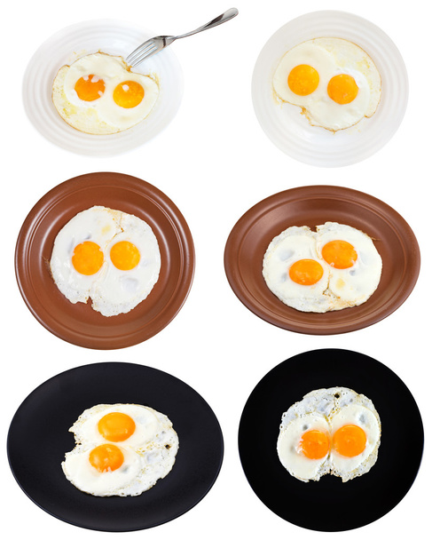 set de dos huevos fritos en platos aislados
 - Foto, imagen