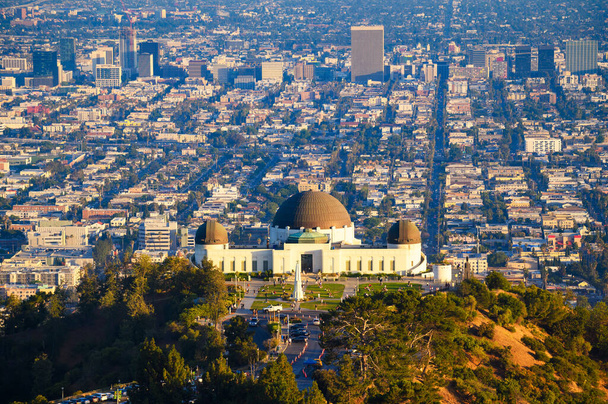 Griffithova observatoř a Los Angeles vyfocené z Griffithova parku. - Fotografie, Obrázek