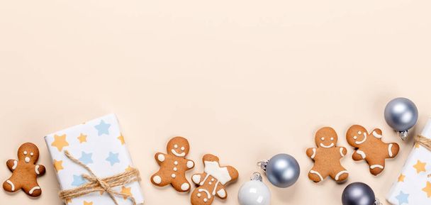Confezioni regalo di Natale, biscotti di pan di zenzero e spazio per gli auguri di Natale testo. Posa piatta - Foto, immagini