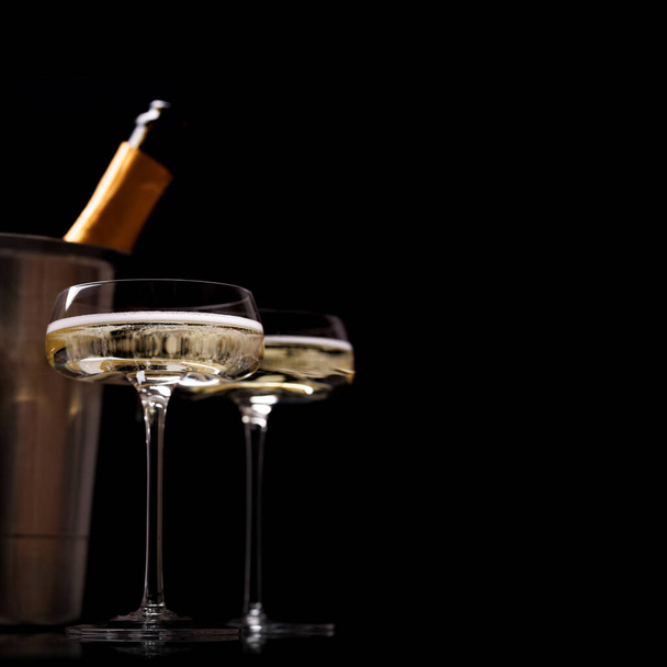 Dos copas de champán sobre fondo negro con espacio para copiar - Foto, imagen