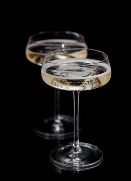Dos copas de champán sobre fondo negro - Foto, imagen