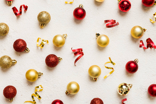 Christmas composition. a pattern of christmas balls on colored background. Flat lay, top view New year decor. - Fotó, kép