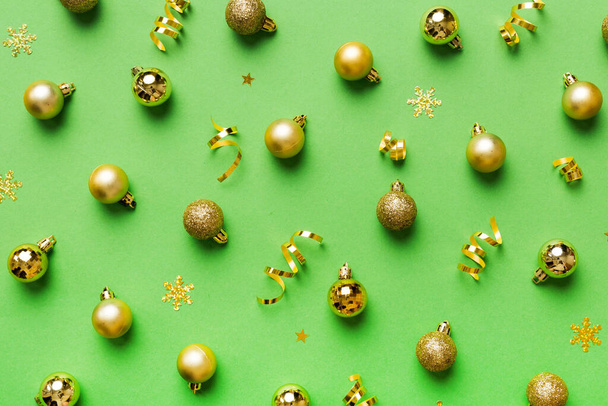 Christmas composition. a pattern of christmas balls on colored background. Flat lay, top view New year decor. - Foto, Imagen