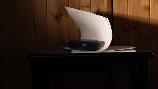 Irodai asztali ventilátor fúj jegyzettömb papír közepes 4k lassított felvétel szelektív fókusz - Felvétel, videó