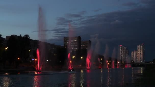 Kiev, Rusanovski fonteinen in de avond - Video