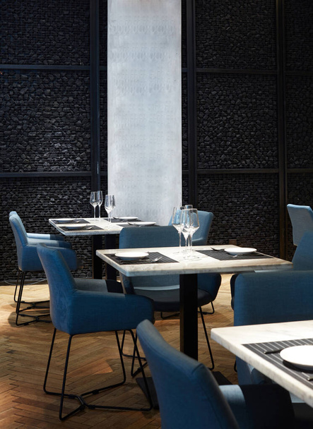 современный и роскошный интерьер ресторана отеля со столом - Фото, изображение