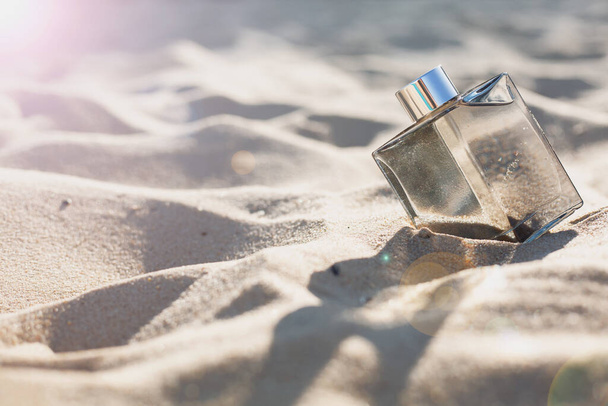 пляшка парфумів на піску - Фото, зображення