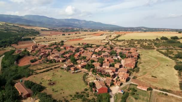 Malerisches Dorf mit Steinhäusern in verschiedenen Schattierungen neben den Bergen, Madriguera, Segovia - Filmmaterial, Video
