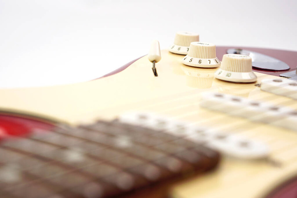 Cuerpo eléctrico de guitarra aislado sobre fondo blanco. Concepto de entretenimiento y música. - Foto, Imagen
