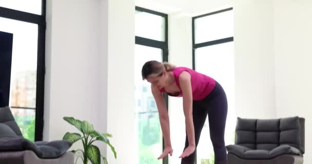 Γυναίκα κάνει fitness μπροστά από τον υπολογιστή στο σπίτι και τέντωμα 4k ταινία. Αθλητική εκπαίδευση online έννοια - Πλάνα, βίντεο