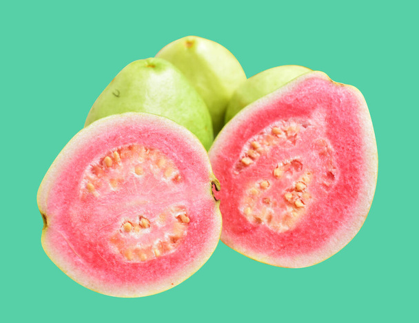 緑の背景のクリッピングパス,影,健康な熱帯の新鮮なフルーツと隔離されたピンクまたは赤いゴーヴァのフルーツ - 写真・画像