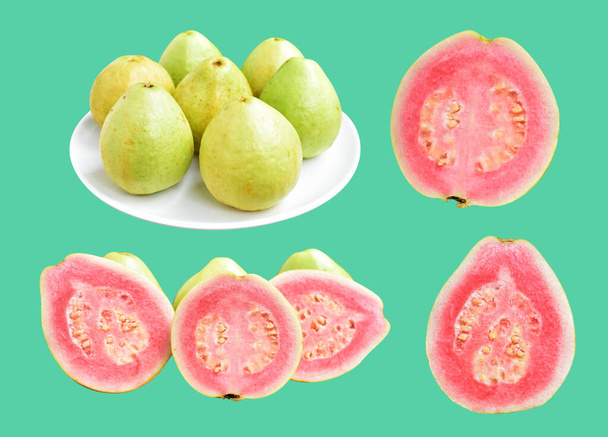 Rosafarbene oder rote Gauva-Früchte isoliert mit Schnittpfad vor grünem Hintergrund, kein Schatten, gesunde tropische frische Früchte - Foto, Bild