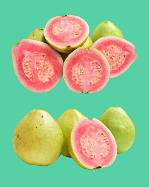 Růžové nebo červené Gauva ovoce izolované s výstřižkovou cestu v zeleném pozadí, žádný stín, zdravé tropické čerstvé ovoce - Fotografie, Obrázek
