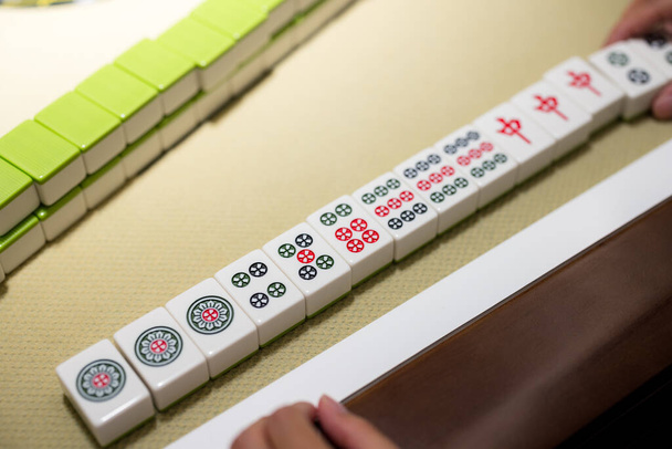 Jugando Mahjong en la mesa - Foto, Imagen