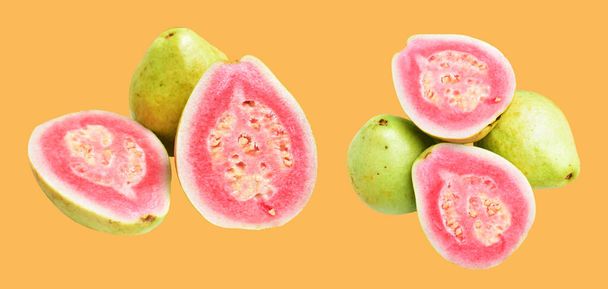 クリームの背景,影,健康な熱帯の新鮮なフルーツのクリッピングパスと隔離されたピンクまたは赤いゴーヴァのフルーツ - 写真・画像