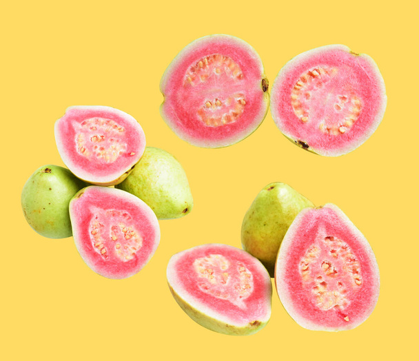 Рожеві або червоні плоди Гави ізольовані відсічним контуром на кремовому фоні, без тіні, здорові тропічні свіжі фрукти - Фото, зображення