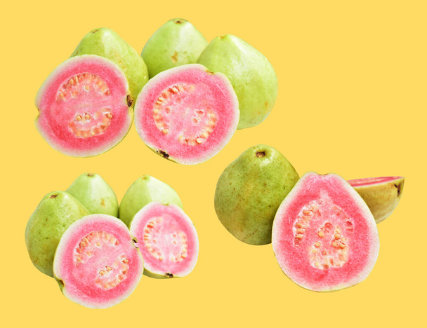 Rosafarbene oder rote Gauva-Früchte isoliert mit Clipping-Pfad im cremefarbenen Hintergrund, kein Schatten, gesunde tropische frische Früchte - Foto, Bild