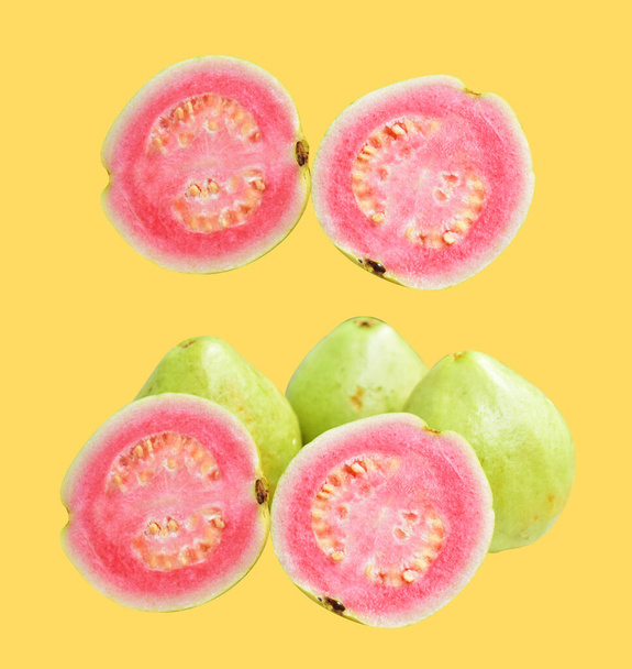 Розовый или красный Гаува фрукты изолированы с обрезкой путь в кремовом фоне, без тени, здоровые тропические свежие фрукты - Фото, изображение