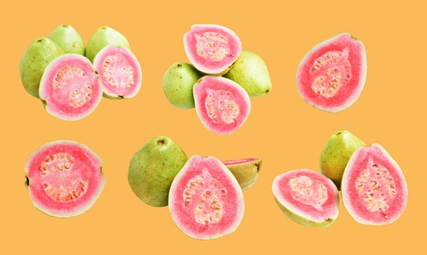 Rosafarbene oder rote Gauva-Früchte isoliert mit Clipping-Pfad im cremefarbenen Hintergrund, kein Schatten, gesunde tropische frische Früchte - Foto, Bild