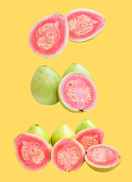 Рожеві або червоні плоди Гави ізольовані відсічним контуром на кремовому фоні, без тіні, здорові тропічні свіжі фрукти - Фото, зображення