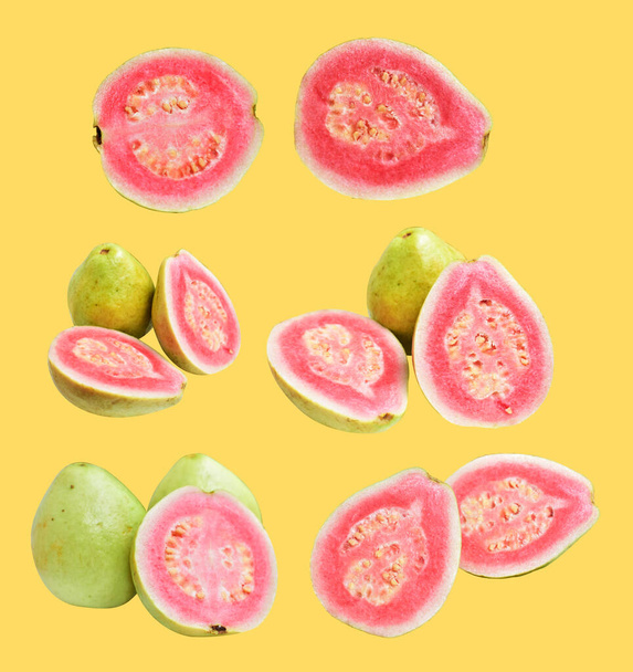 Roze of rode Gauva fruit geïsoleerd met clipping pad in crème achtergrond, geen schaduw, gezond tropisch vers fruit - Foto, afbeelding