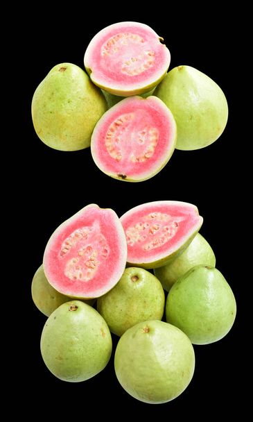 Розовый или красный Гаува фрукты изолированы с обрезкой путь в черном фоне, без тени, здоровые тропические свежие фрукты - Фото, изображение