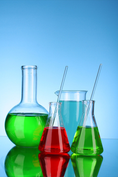 laboratoriumglaswerk op blauwe ondergrond - Foto, afbeelding