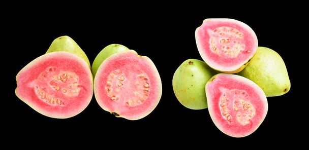 Розовый или красный Гаува фрукты изолированы с обрезкой путь в черном фоне, без тени, здоровые тропические свежие фрукты - Фото, изображение