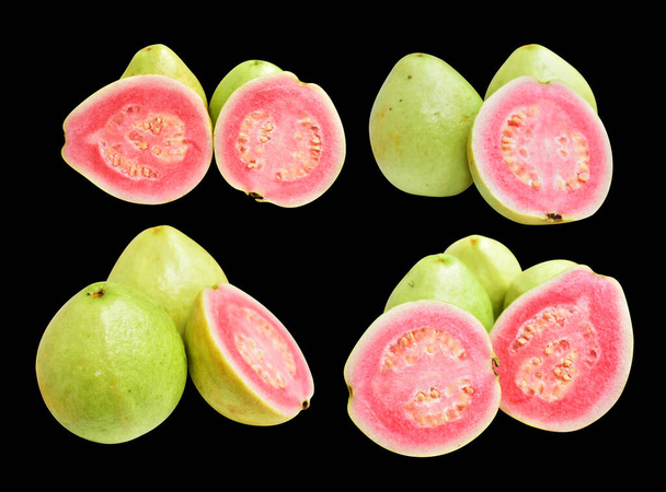 Roze of rode Gauva fruit geïsoleerd met clipping pad in zwarte achtergrond, geen schaduw, gezond tropisch vers fruit - Foto, afbeelding