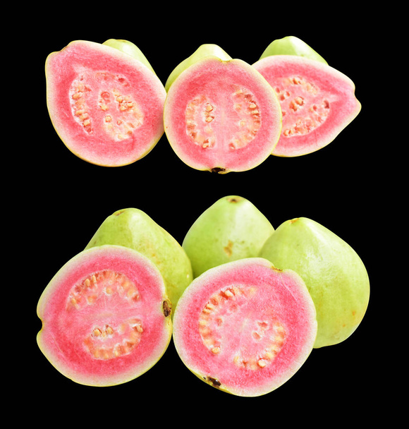 黒い背景のクリッピングパス,影,健康な熱帯の新鮮なフルーツと隔離されたピンクまたは赤いゴーヴァのフルーツ - 写真・画像