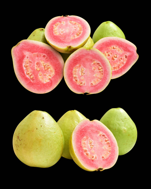 Roze of rode Gauva fruit geïsoleerd met clipping pad in zwarte achtergrond, geen schaduw, gezond tropisch vers fruit - Foto, afbeelding