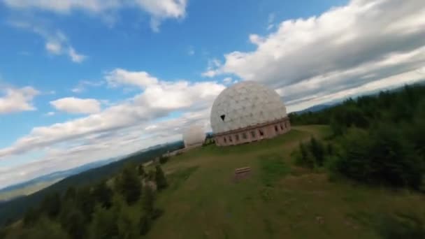 FPV,カルパティア山脈の放棄されたレーダー基地パミール,ウクライナのカルパチア山頂の研究所. 大きな白い風船は,山の間の火の木の間に設計されています - 映像、動画