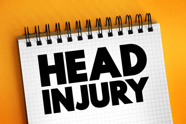 Τραυματισμός στο κεφάλι είναι ένας τραυματισμός στον εγκέφαλο, το κρανίο ή το κρανίο σας, έννοια κειμένου για παρουσιάσεις και εκθέσεις - Φωτογραφία, εικόνα