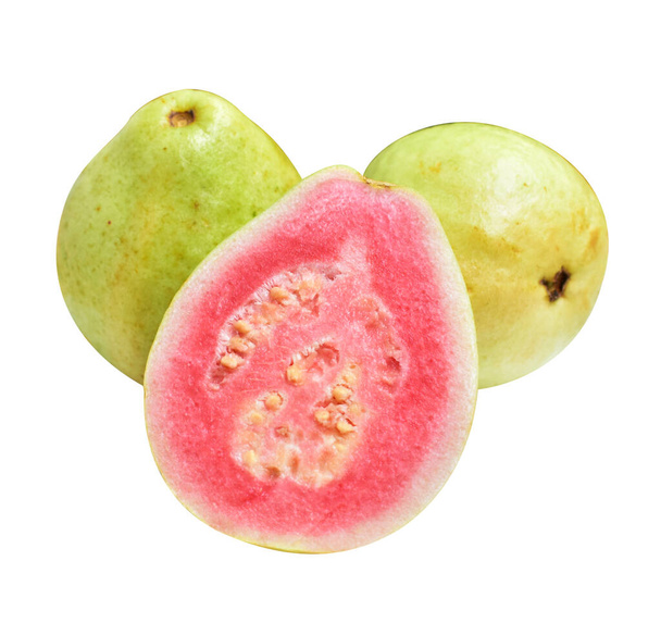 Rózsaszín vagy piros Gauva gyümölcs elszigetelt nyírás útvonal fehér háttérrel, nincs árnyék, egészséges trópusi friss gyümölcs - Fotó, kép