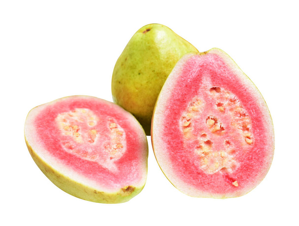 Růžové nebo červené Gauva ovoce izolované s výstřižkovou cestu v bílém pozadí, žádný stín, zdravé tropické čerstvé ovoce - Fotografie, Obrázek