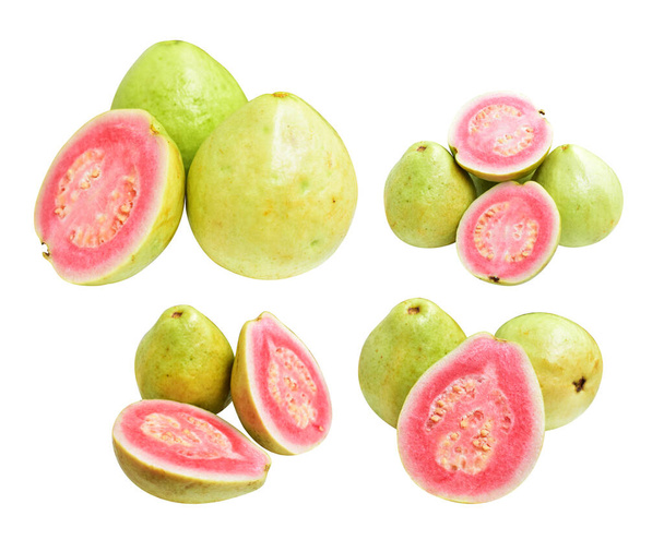Roze of rode Gauva fruit geïsoleerd met clipping pad in witte achtergrond, geen schaduw, gezond tropisch vers fruit - Foto, afbeelding