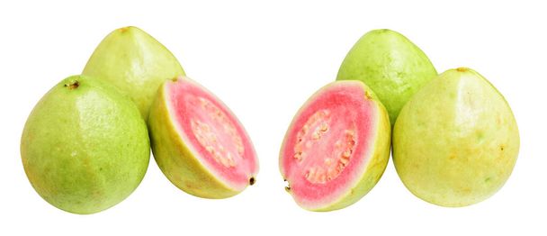 Розовый или красный Гаува фрукты изолированы с обрезкой путь на белом фоне, без тени, здоровые тропические свежие фрукты - Фото, изображение