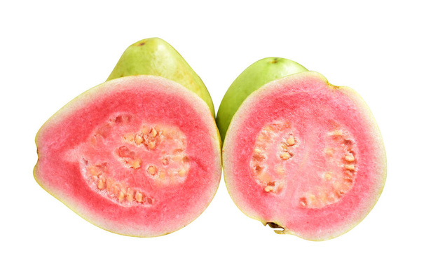 Розовый или красный Гаува фрукты изолированы с обрезкой путь на белом фоне, без тени, здоровые тропические свежие фрукты - Фото, изображение