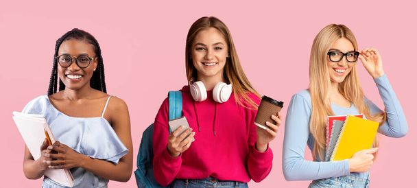 Tvůrčí koláž se třemi šťastnými multietnické studentky pózující přes růžové pozadí, rozmanité usmívající se mladé ženy držící sešity, připravené ke studiu, stojící izolované na barevné pozadí - Fotografie, Obrázek