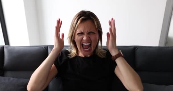 Mujer agarrando la cabeza y gritando en la película de terror 4k. Depresión y estrés en el concepto de la mujer - Metraje, vídeo