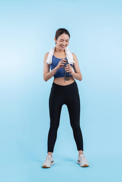 Sportovní a sportovní asijské ženy odpočívající a pít vodu po intenzivním tréninku kardio cvičení. Zdravé cvičení a fit péče o tělo životní styl pronásledování ve studiu natočil izolované pozadí. Silný - Fotografie, Obrázek