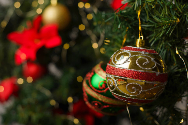 Decorações de Natal em uma árvore de Natal. Fundo de Natal, foco seletivo. - Foto, Imagem