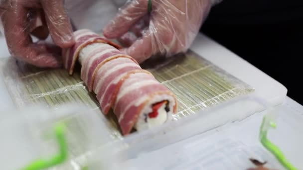 sushit főzök rizzsel, szalonnával és norival. Japán szakértő sushi séf gördülő sushi. - Felvétel, videó