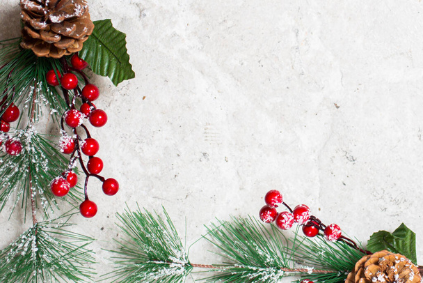 Fagyöngy karácsonyi dekoráció bogyókkal, borostyánnal és tobozzal - Fotó, kép