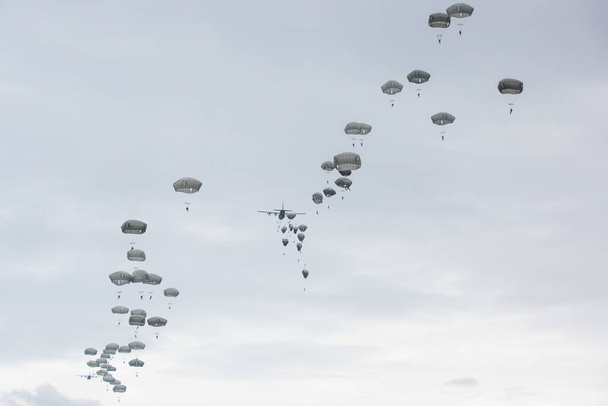 viele Fallschirmspringer am bewölkten Himmel - Foto, Bild
