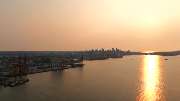 Letecký pohled na přístav ve Vancouveru, centrum je na pozadí. Britská Kolumbie, Kanada - Záběry, video