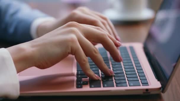 Geschäftsfrau drückt Laptop-Tastatur im modernen Büro aus nächster Nähe. Unerkennbare Frau tippt am Computer nach Informationen im Internet. Umtriebige Freiberuflerin arbeitet aus der Ferne am Notebook. - Filmmaterial, Video