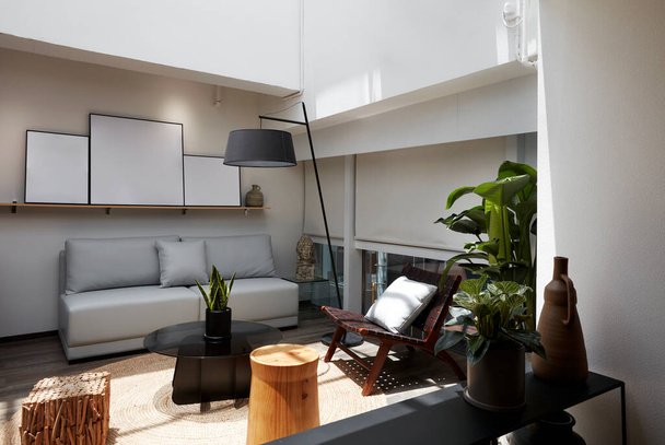 modernes Wohnzimmer mit weißem und grauem Sofa - Foto, Bild