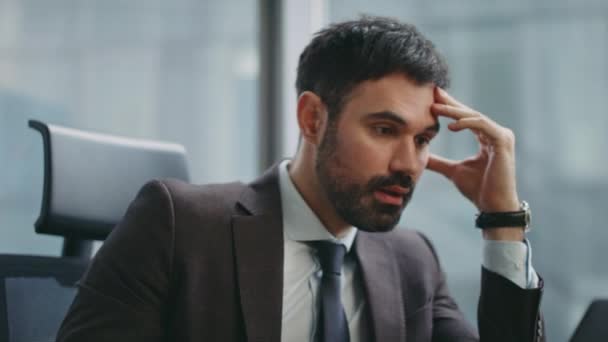 Vállalkozó csalódott munka nem ül modern irodai közelről. Stresszes szakállas férfi menedzser elégedetlen az üzleti probléma érzés kétségbeesés a munkahelyen. Problémás üzletember válságban. - Felvétel, videó