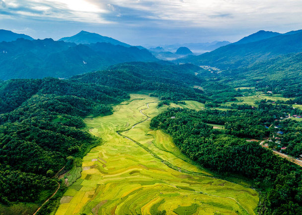 Pu Luong, Vietnam 'daki dağlık pirinç tarlaları havadan izleniyor.. - Fotoğraf, Görsel